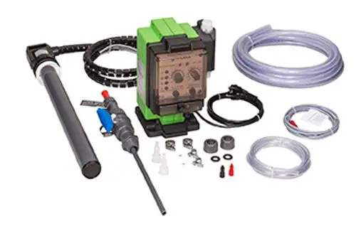 Dosieranlage mit grüner Steuerungseinheit, Pumpenelement, Schläuchen und Verbindungsteilen. Ersatzteile und Zubehör sind ebenfalls abgebildet. Hersteller: Grünbeck.